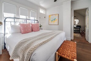 8 quartos, ferros/tábuas de passar roupa, Wi-Fi, roupa de cama