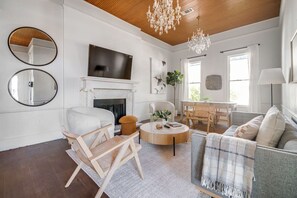 TV, stereo, offices - Cloud 9, Victorian Retreat with Pool & Hot Tub (Fredericksburg)