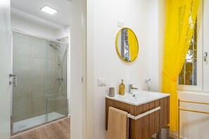 淋浴设施、吹风机、毛巾