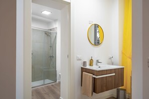Douche, sèche-cheveux, serviettes fournies