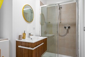 Een douche, een haardroger, handdoeken