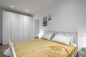 Tabla de planchar con plancha, wifi gratis, ropa de cama