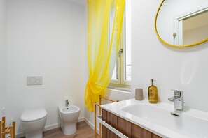 Shower, hair dryer, towels - Cascina Conicchio 2 (Brescia)