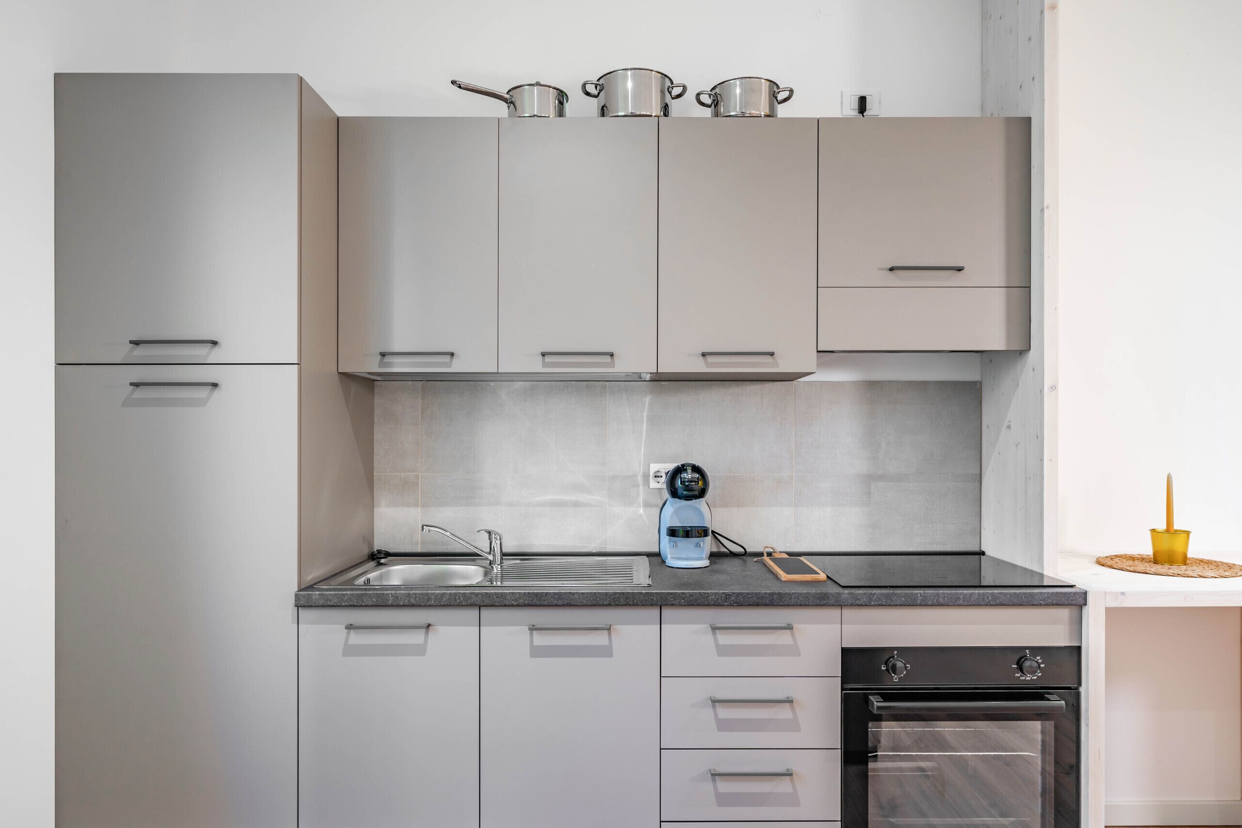 Kühlschrank, Ofen, Wasserkocher mit Kaffee-/Teezubehör, Wasserkocher