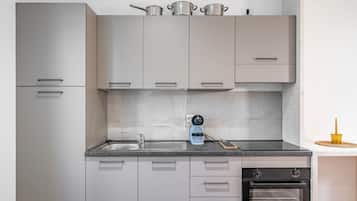 Kühlschrank, Ofen, Wasserkocher mit Kaffee-/Teezubehör, Wasserkocher