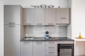 Frigorífico, horno, cafetera o tetera y hervidor eléctrico