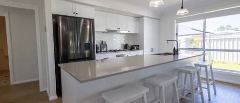 冰箱、微波炉、烤箱、炉灶