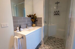 Shower, hair dryer, towels, shampoo - Luxury on Lesmurdie - Close to Zoo & Golf Club (Dubbo)