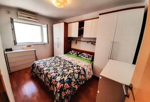 3 habitaciones, tabla de planchar con plancha, wifi y ropa de cama 