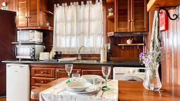 Een koelkast, een oven, een kookplaat, een koffiezetapparaat/waterkoker