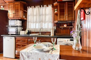 Fridge, oven, stovetop, coffee/tea maker