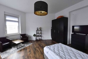 3 bedrooms, desk, iron/ironing board, WiFi
