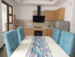 家庭公寓 | 私人廚房 | 雪櫃、微波爐、廚房用具/餐具/器皿
