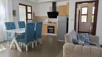 Apartamento família | Área de estar | Smart TV 24 polegadas com canais digitais