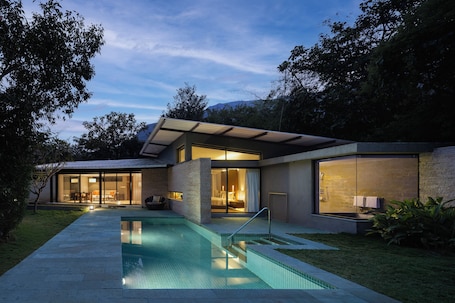 Ropa de cama de alta calidad y caja de seguridad en la habitación