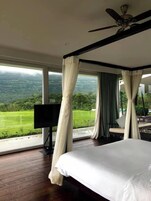 Ropa de cama de alta calidad y caja de seguridad en la habitación