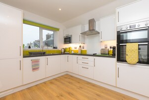 Tetera/pava eléctrica, tostadora, utensilios de cocina