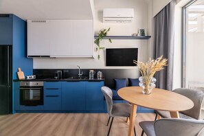 Fridge, oven, stovetop, coffee/tea maker