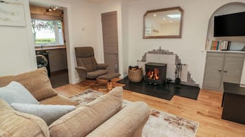 Cottage | Living area | Fireplace