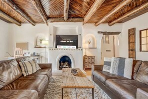 Televisión y chimenea 