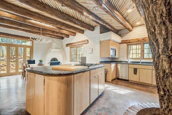 冷蔵庫、電子レンジ、オーブン、コンロ