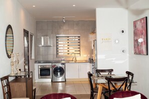 Superior-Apartment, 2 Schlafzimmer | Eigene Küche | Großer Kühlschrank, Mikrowelle, Ofen, Herdplatte