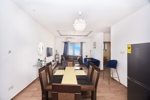 Standard-Apartment, 1 Schlafzimmer | Essbereich im Zimmer
