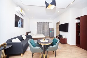 Living area - Legacy Square-East Legon by Quao Realty (Accra)