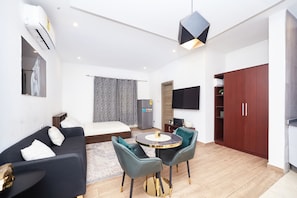 Soundproofing, free WiFi - Legacy Square-East Legon by Quao Realty (Accra)