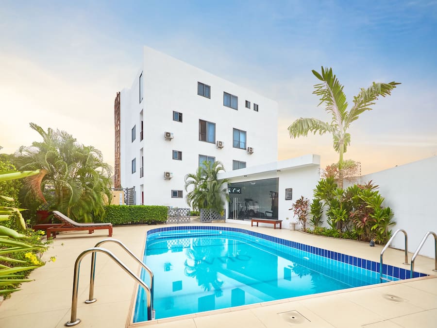 Una piscina al aire libre