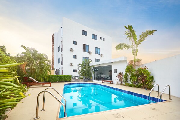 Una piscina al aire libre