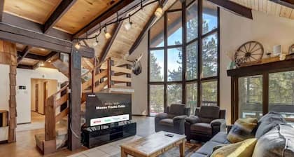 Moose Tracks Cabin! Holiday Home w Hot Tub,BBQ