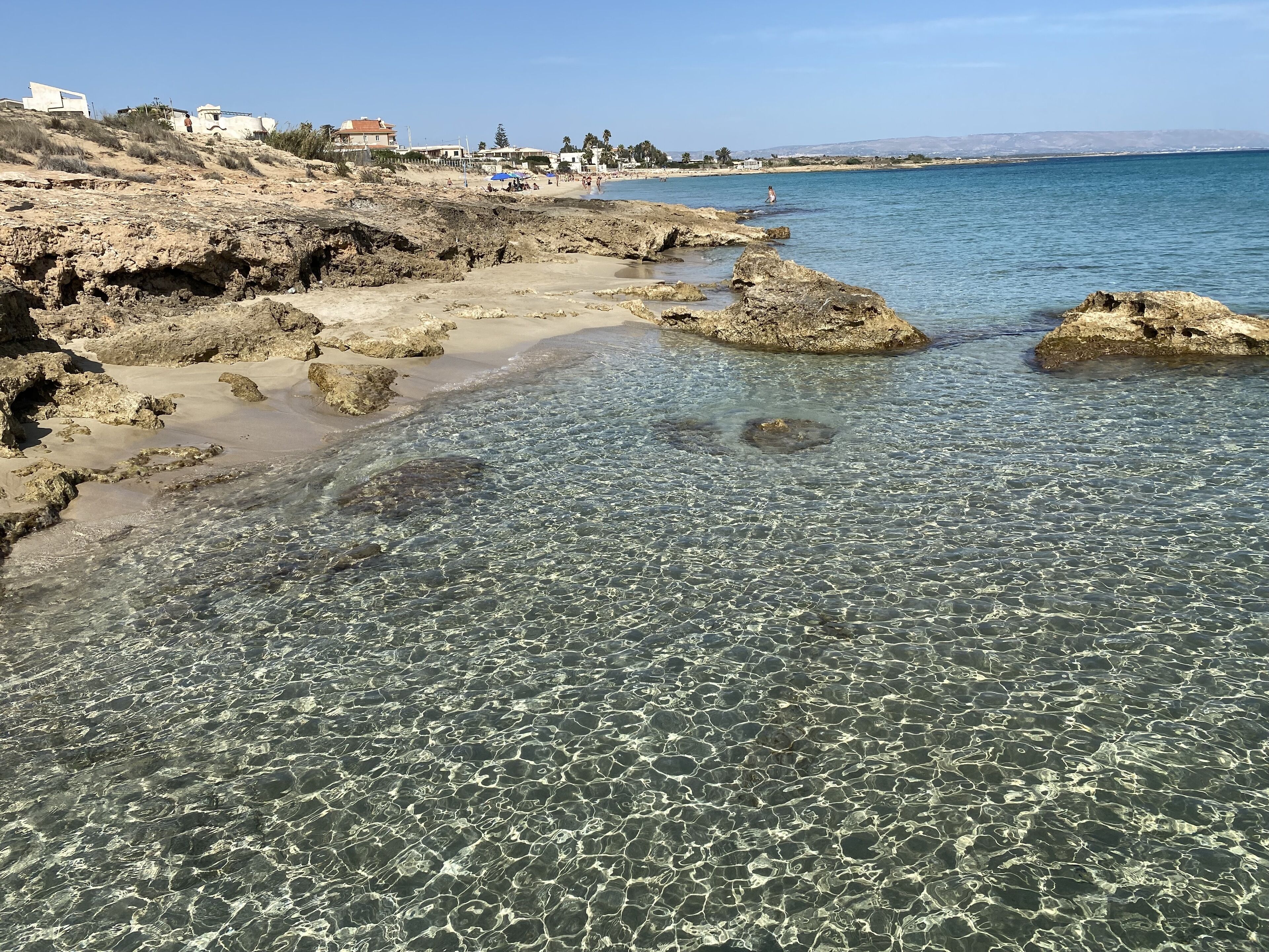 Chaises longues, serviettes de plage
