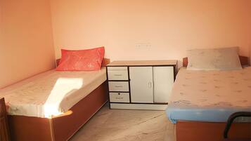 8 bedrooms, WiFi, bed sheets