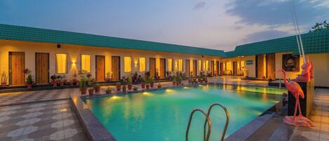 Una piscina al aire libre de temporada