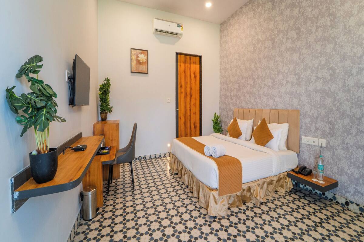 Deluxe Room | 1 bedroom, desk, WiFi (free)