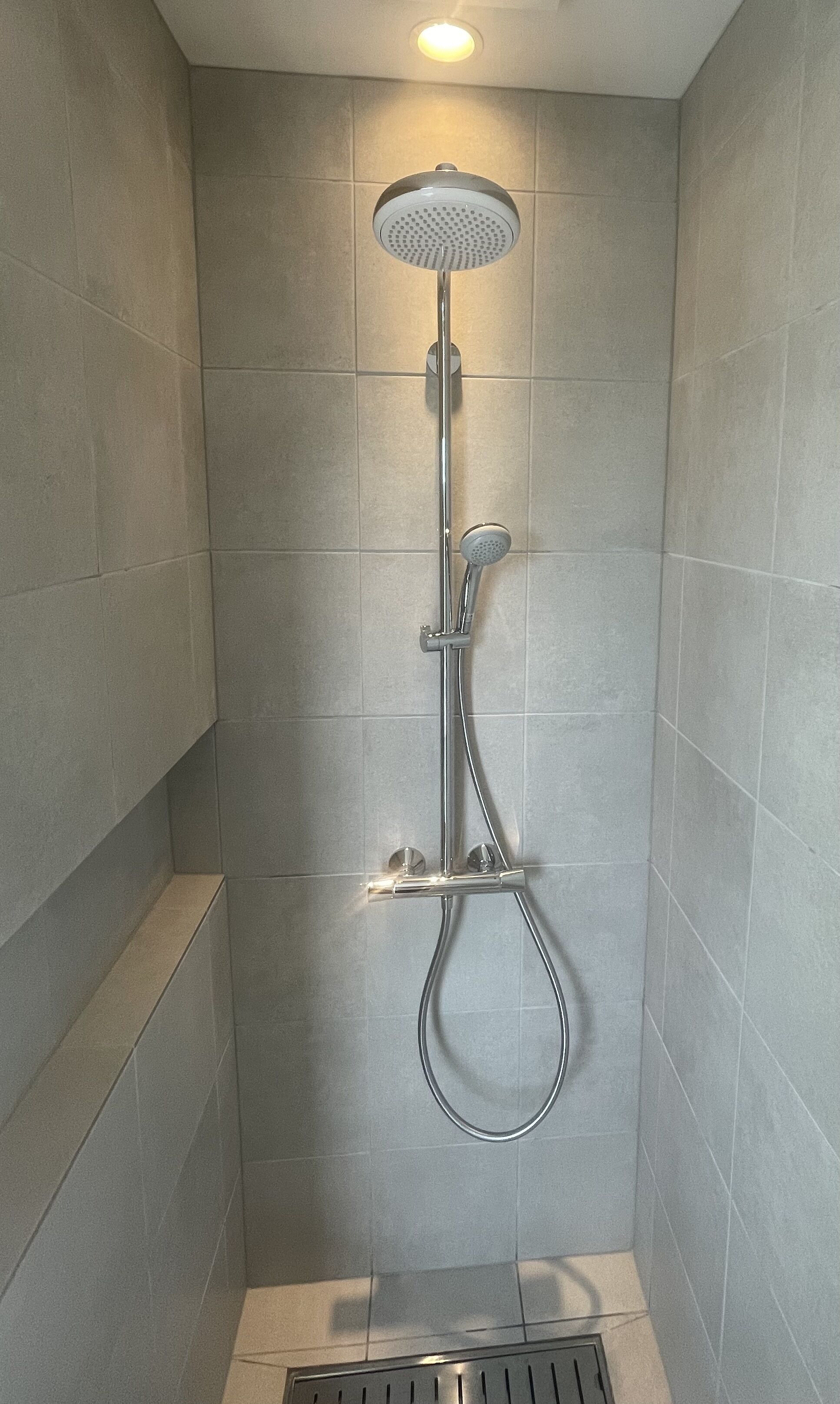 Sèche-cheveux, bidet, serviettes fournies, savon