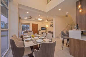 Dining room - Vivanta Villa (Mawal)