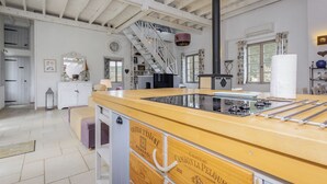 コーヒー / ティーメーカー、冷蔵庫、電子レンジ、オーブン