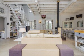 TV, DVD player, books - Queduchique (Léobard)