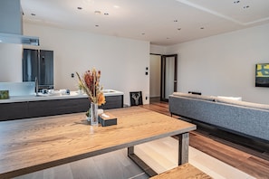 Familienapartment | Essbereich im Zimmer