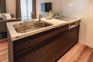 Chambre Quadruple « Premier » | Cuisine privée | Réfrigérateur, micro-ondes, plaque de cuisson, bouilloire électrique
