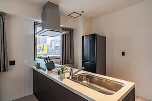 家庭套房 | 私人廚房 | 雪櫃、 微波爐、爐具、電熱水壺