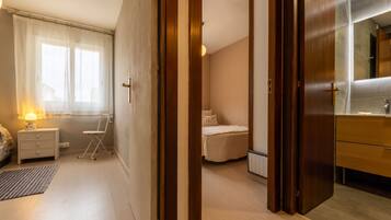 3 slaapkamers, een bureau, een strijkplank/strijkijzer, internet