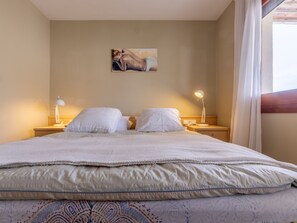 3 habitaciones, escritorio, tabla de planchar con plancha y internet 