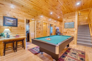 Games room - Bear Cove by AvantStay | Hot Tub + Pool Table | In the Heart of Pigeon Forge (Pigeon Forge)
