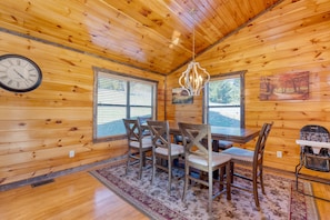 Dining - Bear Cove by AvantStay | Hot Tub + Pool Table | In the Heart of Pigeon Forge (Pigeon Forge)