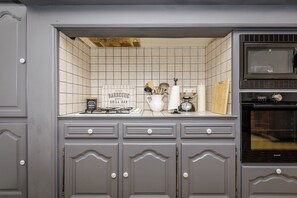 Kühlschrank, Mikrowelle, Ofen, Herdplatte