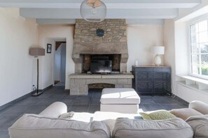 TV, fireplace - Ker Hir - Charming comfortable Breton house (Landunvez)