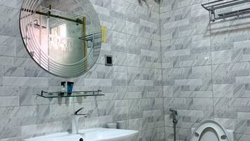 Executive Suite | Bathroom | Separate tub and shower, hydromassage showerhead, slippers